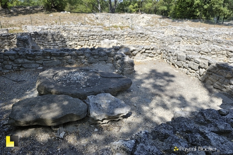 pierre romaine de moulin a huile oppidum d'entremont photo Pascal Blachier