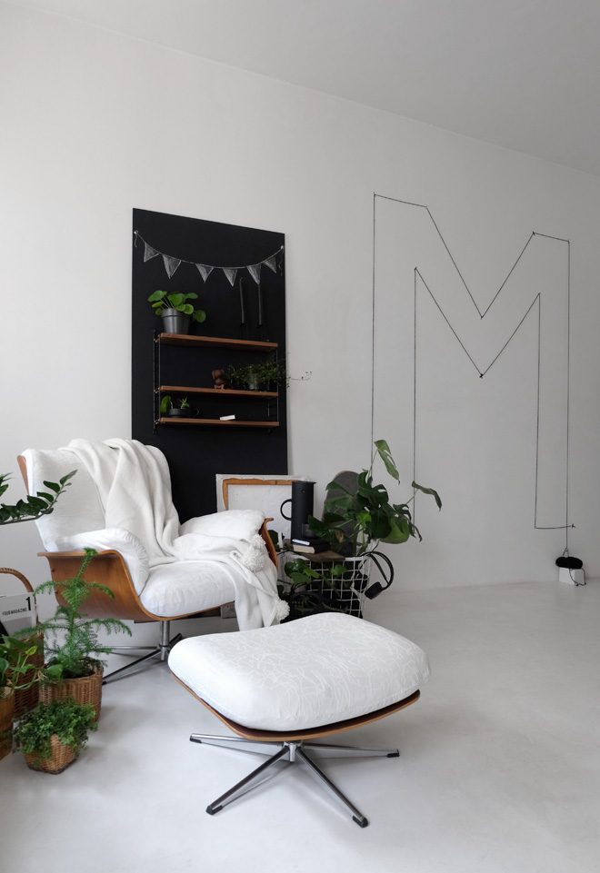 Ein Sessel im Grünen + nein, er isses nicht! - Minza will Sommer Sessel, Eames Lounge Chair, gegen Replikate, Original, Respekt vor dem Design, Minza will Sommer, mobile Wand, String Regal, String Pocket, String Furniture, grüner Leben, Zimmerpflanzen, dekorieren mit Pflanzen, Urban Jungle Bloggers, Ohrensessel, Körbe, schwarze Wand, Lichterkette von Granit, Stelton Kanne, ByLassen Kerzenständer, weißer Estrichboden, Monstera, Zimmerlinde, Pilea, Kay Bojesen, Holztiere, Dackel