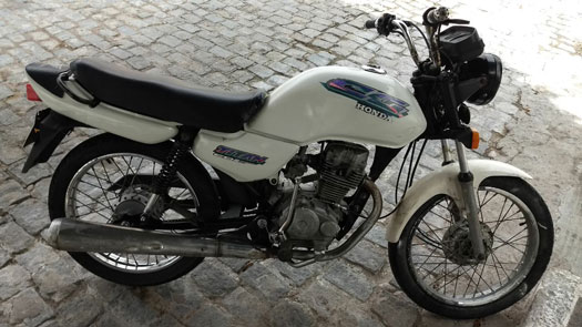 Dois são detidos após PM localizar moto roubada em Retirolândia Dois são detidos após PM localizar moto roubada em Retirolândia