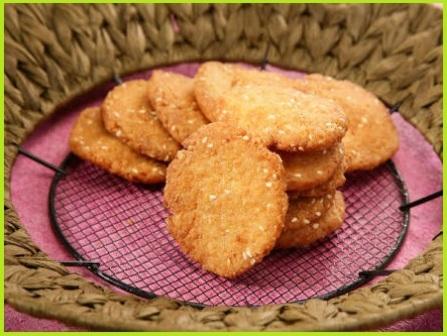 तिल वाली मीठी मठरी बनाने की विधि - Sweet Til Mathri Recipe तिल वाली मीठी मठरी बनाने की विधि - Sweet Til Mathri Recipe
