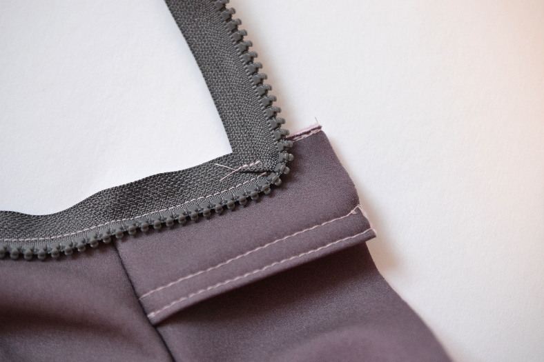 Softshelljacke Tag 4 – Kragen und vorderer Reißverschluss Softshelljacke Tag 4 – Kragen und vorderer Reißverschluss