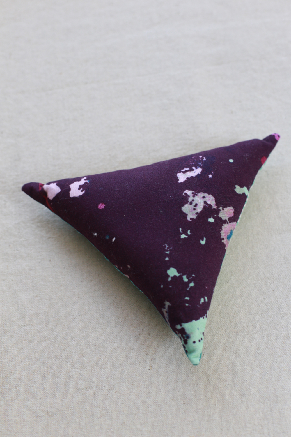 In Color Order 50 Little Gifts Triangular Logcabin Pincushion