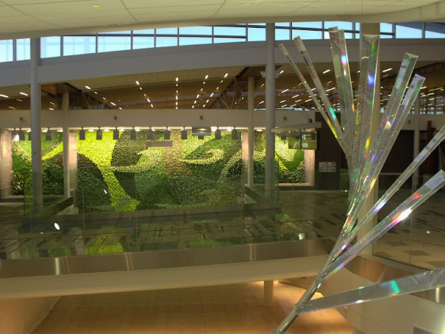 Jardín vertical del aeropuerto de Edmonton - Canada