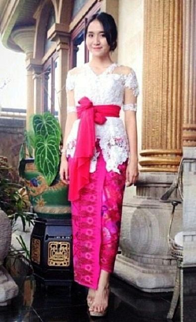 22 model kebaya  bali modern  untuk  wisuda  simpel unik 