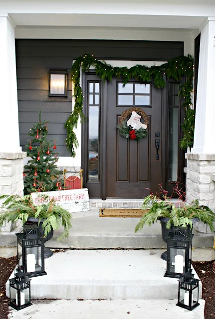 My first Christmas porch! | Thrifty Decor Chick | Thrifty DIY, Decor ...