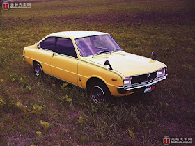 Mazda Familia, coupe, żółty, japońskie auto, kultowe, stary model, dawna motoryzacja, klasyk z Japonii