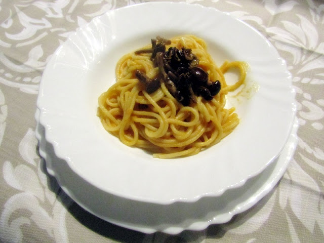 Spaghetti con funghi su vellutata di zucca