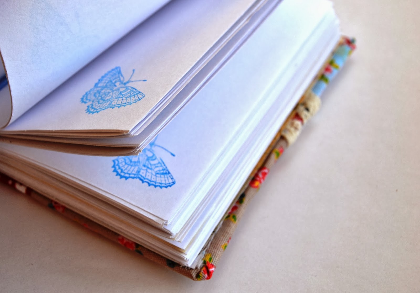 Канцелярия блокноты. Блокнот 2х детей. Фотосессия с блокнотом. Блокнот с крафтовой бумагой. Блокноты ручки тетради.