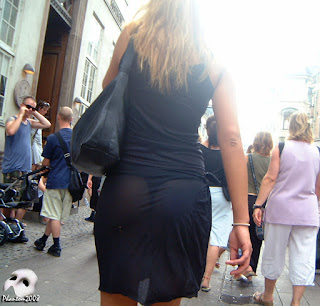 sexy rubia con vestido transparente en la calle sexy rubia vestido transparente calle