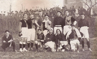 Il Bologna degli esordi, stagione 1909-1910. 1909-10, fotografato ai Prati di Caprara, primo campo di gioco del BFC. Da sinistra, in piedi: Guido Della Valle, Orlandi, Arrigo Gradi, Antonio Bernabeu de Yeste, Donati, Bignardi, Pessarelli. Accosciati, da sinistra: Saguatti, Rivas, Chiara, Venzo, Nanni. Il Bologna degli esordi, stagione 1909-1910. 1909-10, fotografato ai Prati di Caprara, primo campo di gioco del BFC. Da sinistra, in piedi: Guido Della Valle, Orlandi, Arrigo Gradi, Antonio Bernabeu de Yeste, Donati, Bignardi, Pessarelli. Accosciati, da sinistra: Saguatti, Rivas, Chiara, Venzo, Nanni.