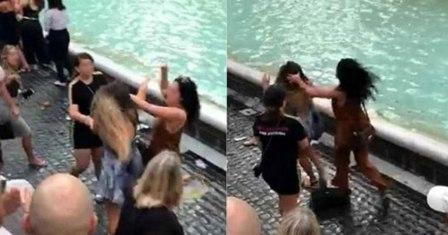Γυναίκες πλακώνονται στο ξύλο για μια selfie στο συντριβάνι της Φοντάνα ντι Τρέβι.