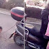 Une mère attache les mains de son fils avant de le traîner de force derrière son scooter pour le punir.