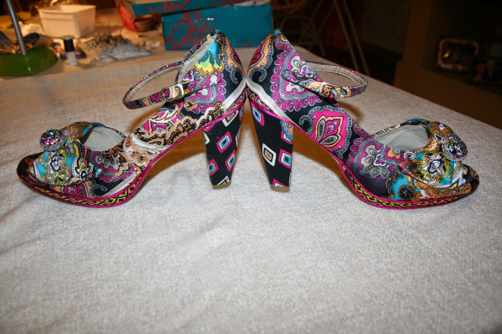 SE FORRAN ZAPATOS: ZAPATOS FORRADOS CON TELA ESTAMPADA DE SEDA NATURAL.