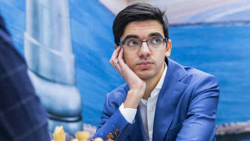 Anish Giri a battu ronde 11 l'Américain Samuel Shankland. Le Néerlandais, né à Saint-Pétersbourg, a rejoint le champion du monde d'échecs norvégien Magnus Carlsen en tête avec 7.5 points sur 11 et 2 rondes à jouer