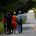 Sem passaporte, venezuelanos enfrentam caminhadas para obter refúgio