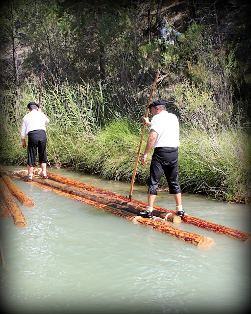 Gancheros subidos en troncos por el río Tajo