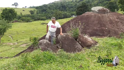 Bizzarri fazendo o que gosta, garimpando pedras na pedreira. Na foto, a pedido de um paisagista, escolhendo pedras para paisagismo com pedras, sendo pedras do tipo naturais para ponte de pedra, banco de pedra, escultura de pedra e lagos com pedras.