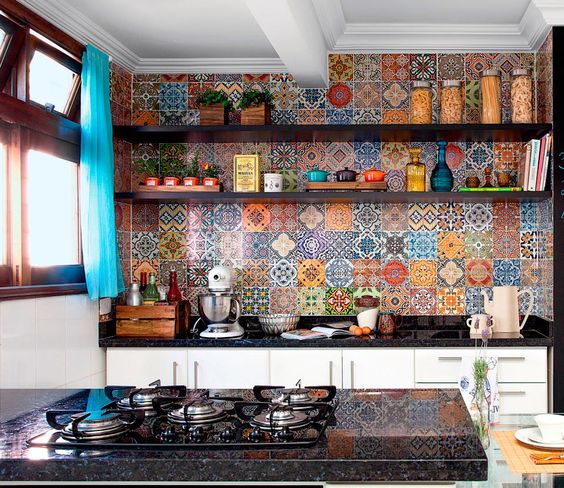 cozinha com prateleira  madeira escura armarios brancos parede azulejo hidraulico
