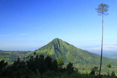 Gunung Andong dari Gunung Telomoyo