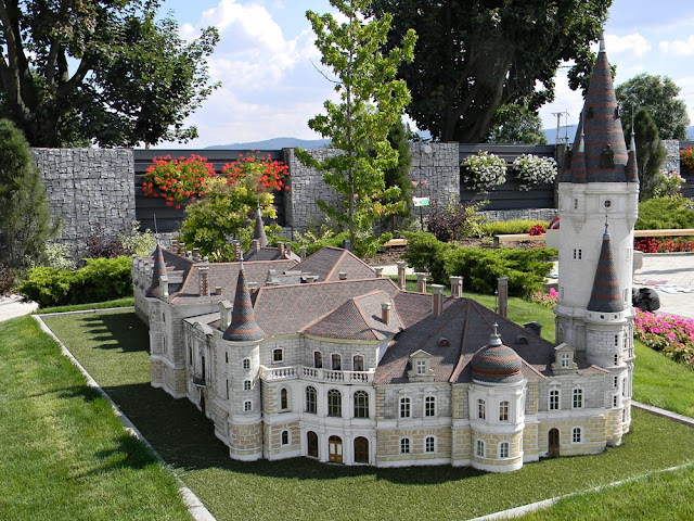 miniatury zbudowane są w skali 1:25 Co znajduje się w Minieurolandzie? Jak powstały miniatury?
