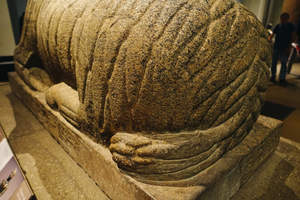 タハルカ王を守るアメン神（Granite statue of Amun in the form of a ram protecting King Taharqa）