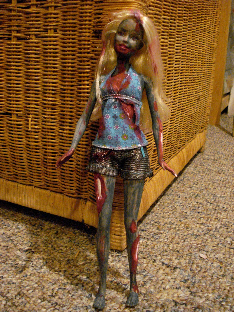 BONECA BARBIE ZUMBI