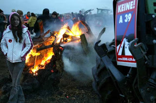 Am 29. März 2006 haben A 39-Gegner mit Feuern gegen die A 39 protestiert