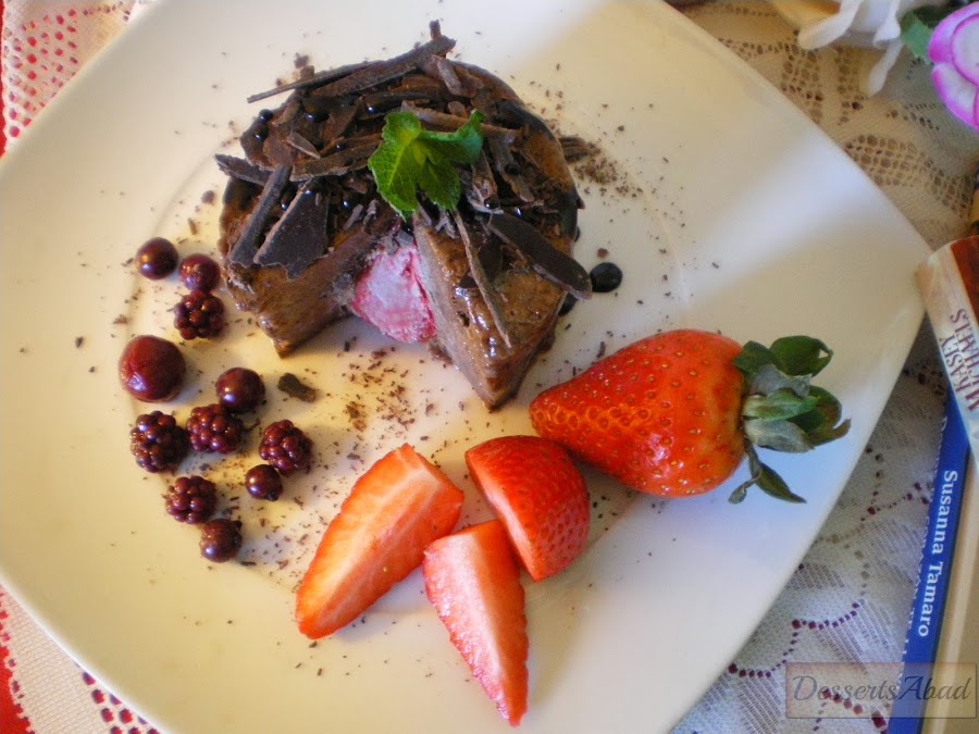 Mousse de chocolate relleno de fresa