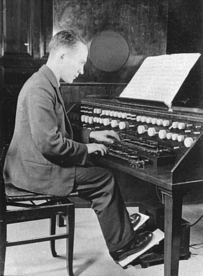 Oskar Sala con el Rundfunktrautonium de 1935, el primer instrumento que desarrolló en solitario