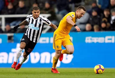 PEMAIN Newcastle, DeAndre Yedlin mengasak pemain Wolves, Diogo Jota pada aksi Liga Perdana Inggeris di St James’ Park. - Foto Reuters