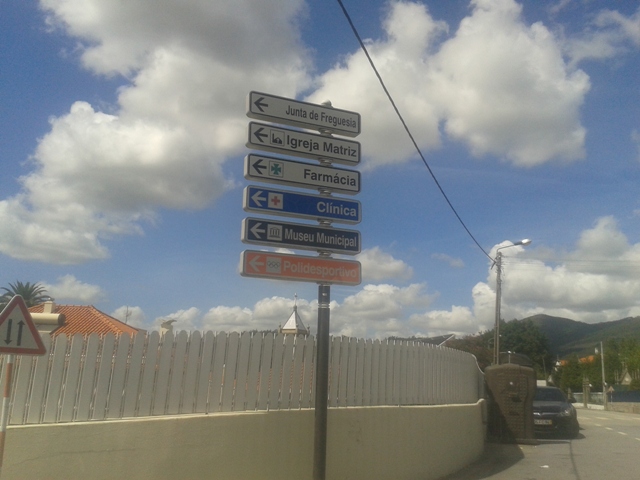 Placas onde deve cortar para a praia de Melres Placas onde deve cortar para a praia de Melres