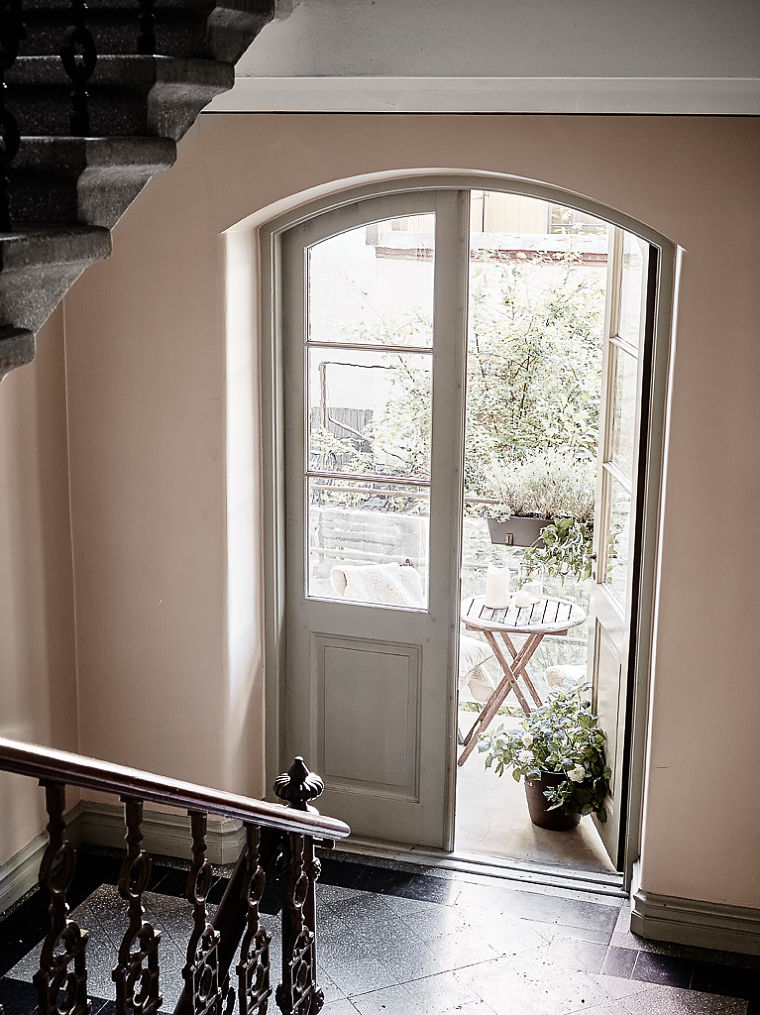 PUNTXET Un hogar luminoso con un dormitorio escondido #decoración #hogar #balcones