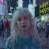 Tá todo mundo fingindo felicidade no clipe de "Fake Happy", do Paramore 🙃