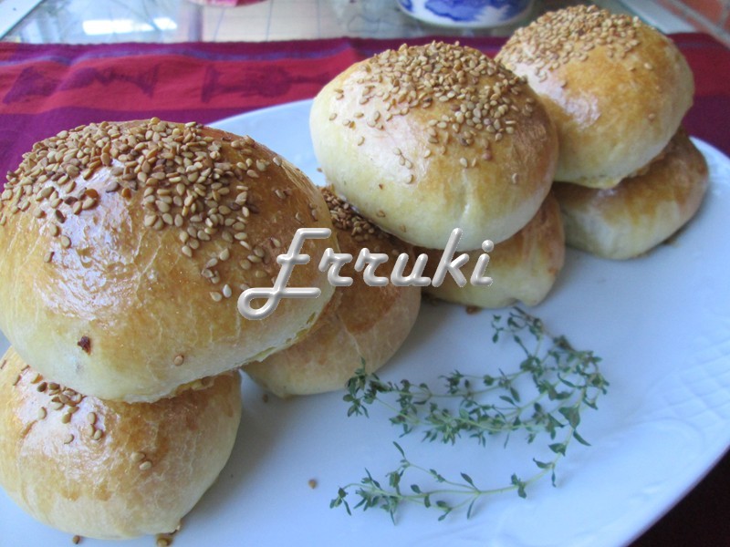 Erruki Laurel: Panecillos rellenos de carne y queso