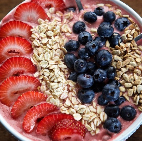 STRAWBERRY OATMEAL SMOOTHIE BOWL STRAWBERRY OATMEAL SMOOTHIE BOWL