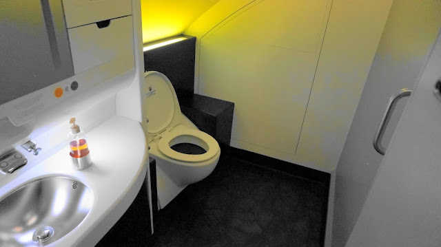 Catatan Perjalanan: Menikmati Kemewahan Layanan Penerbangan First Class Airbus A380 Malaysia Airlines Toilet A380 Malaysia Airlines