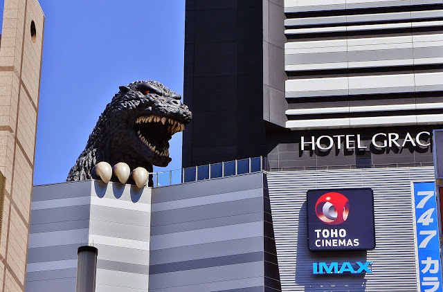 estatua de Godzilla en Shinjuku