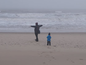 Wunderbarer Nebel am Strand von Houvig: Im Nebel zu wandern, kann so manche Überraschung bergen, besonders am Meer. Auf Küstenkidsunterwegs nehme ich Euch mit in unseren Nebel-Ausflug in Dänemark, der ganz anders endete, als wir anfangs gedacht hatten!