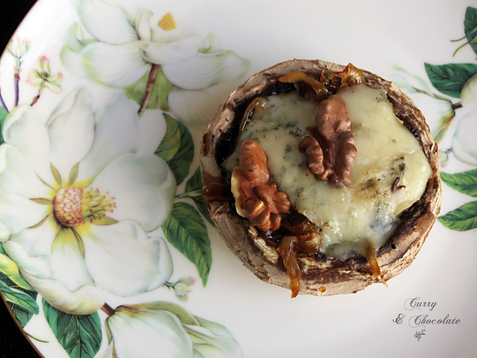 Champiñones rellenos de gorgonzola con cebolla caramelizada y nueces