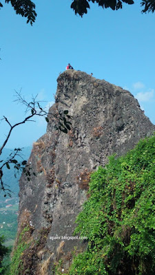Gunung Munara Puncak Batu Belah