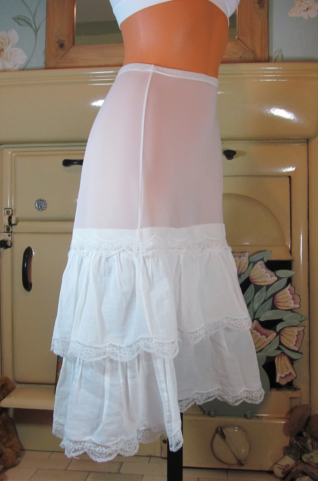 VTG OFF WHITE SOFT TOP FRILLS LACE SISSY HALF SLIP PETTICOAT UNDER SKIRT R11412 Sangriasuzie's
