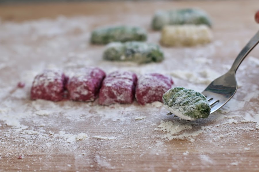 ñoquis,gnocchi,patata,potatoe,receta,casera,paso,recipe,homemade,step,espinacas,remolacha,parmesano,queso,cheese,deliciosa,facil,bonita,colorida,primavera,sorprender,italiana,italian,cooking,fotografia,fácil,easy,margarina,mantequilla,salsa,nata (crema de leche),butter,cream,ajo,garlic,cocina,allfredo