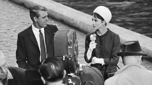 Cary Grant y Audrey Hepburn en la grabación de Charada
