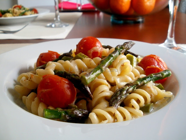 Pasta con espárragos verdes, tomates cherry y queso feta