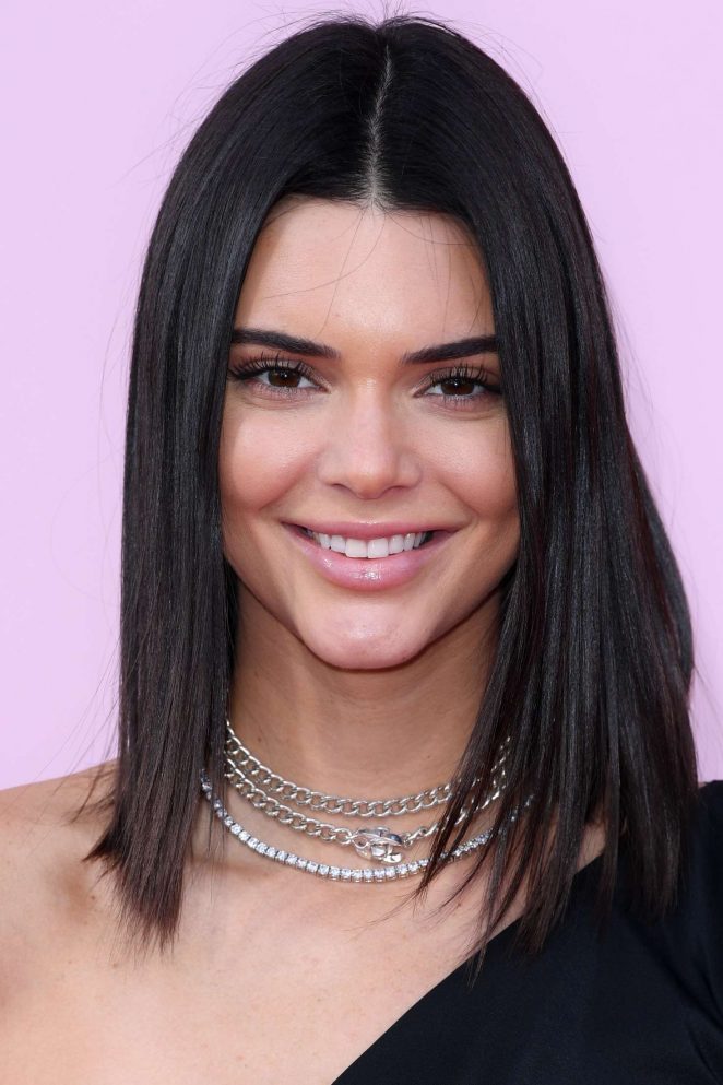 StarLightStyle Kendall Jenner�ın Asimetrik Bluzu