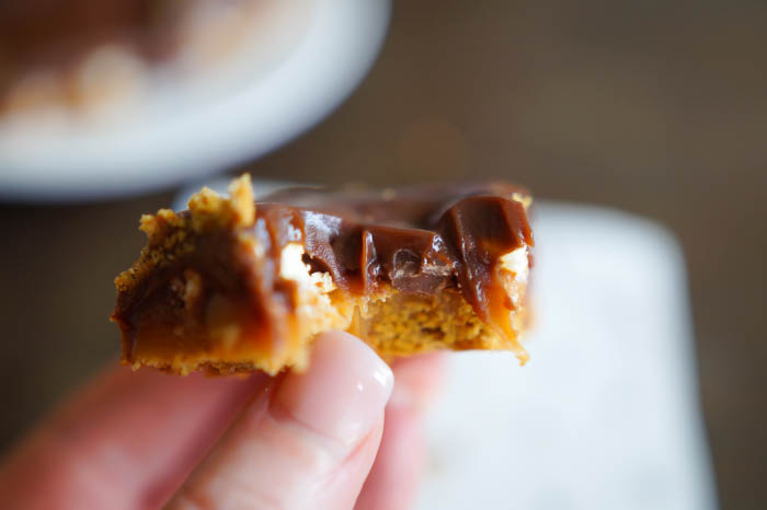 Chocolate Caramel Pretzel No-Bake Bars | gooey, sweet, salty perfection from bakeat350.net