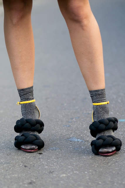 Sandalias de tacón con calcetines street style Sandalias de tacón con calcetines street style