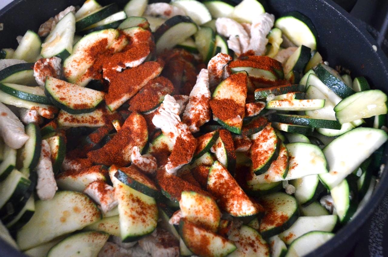 TURKEY AND COURGETTE GESCHNETZELTES WITH FUSILLI PASTA TURKEY AND COURGETTE GESCHNETZELTES WITH FUSILLI PASTA