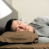 Manfaat tidur miring ke kiri untuk penderita asam lambung
