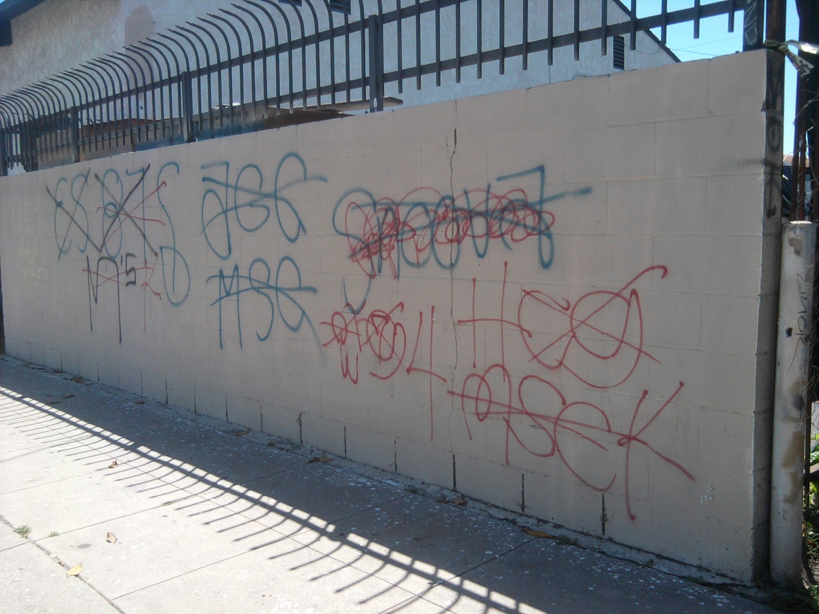 crip gangs graffiti hoover criminal gang ( 94 street )